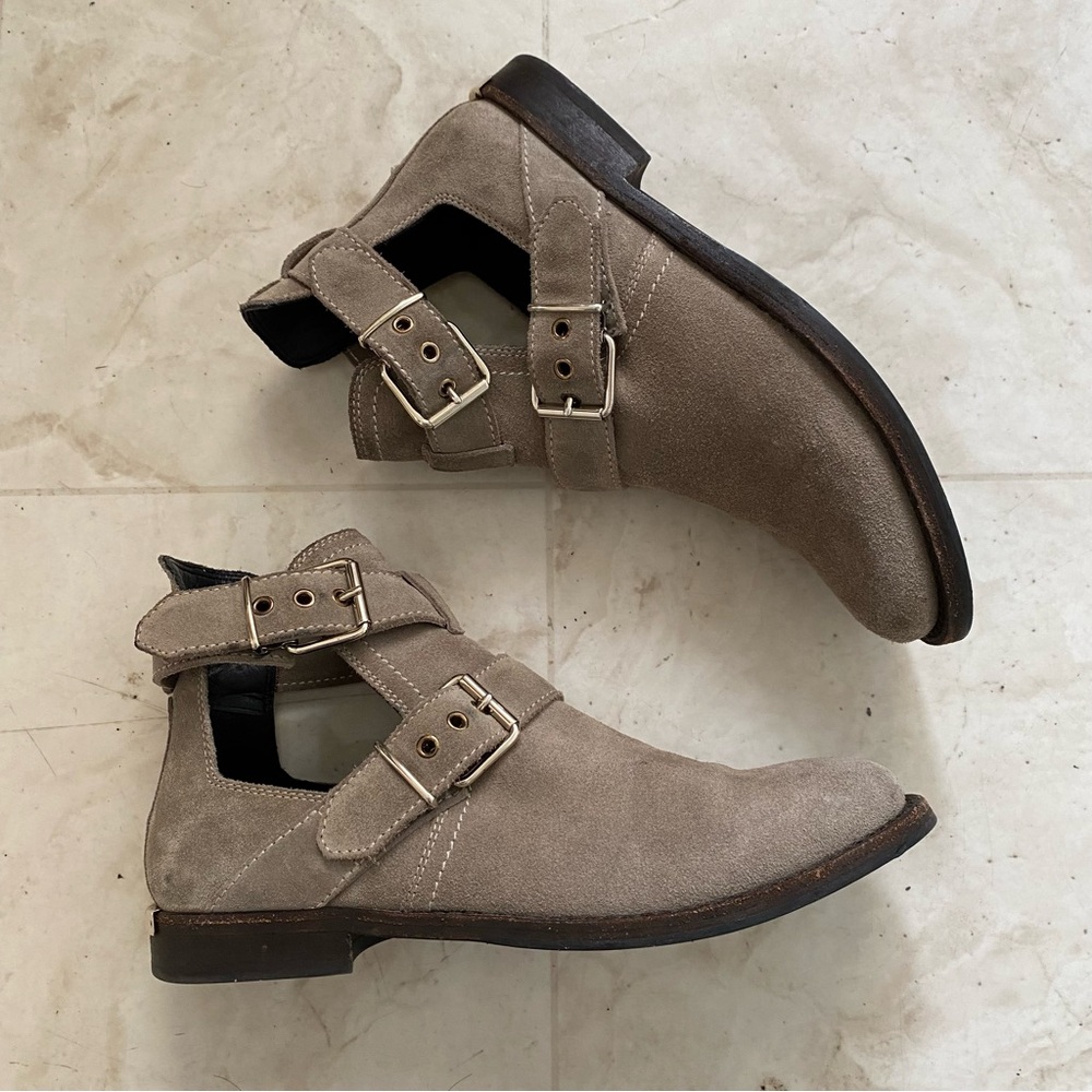 $895 Burberry Made in Italy Grey Suede Cut Out Buckle Moto Ankle Boots Size 6.5 - Picture 3 of 16